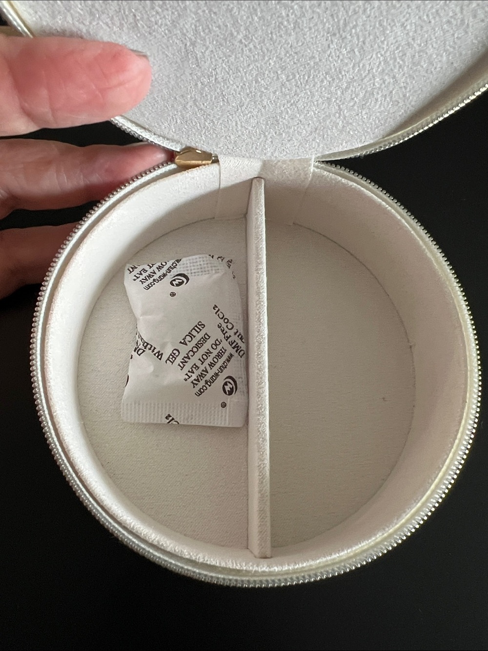 Pearl Heart Embellished Round Jewelry Box - Picture 4 of 5